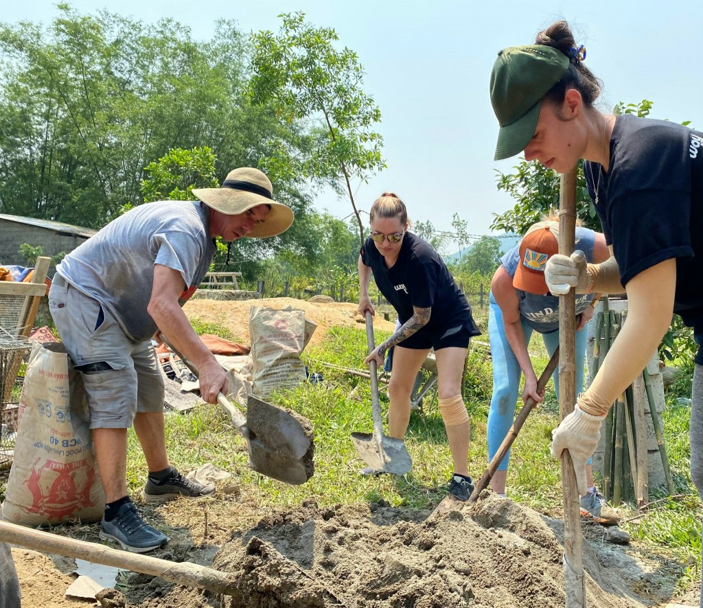Dưới thời tiết nắng nóng nhưng các tình nguyện viên vẫn hăng say đã thực hiện các công việc như: Bưng bê gạch, trộn vữa, rào lưới