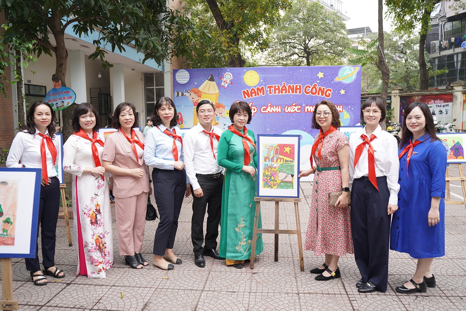 Trong khuân khổ liên hoan, các đại biểu đã tham quan triển lãm tranh với chủ đề Chiến thắng Điện Biên Phủ Trong khuân khổ liên hoan, các đại biểu đã tham quan triển lãm tranh với chủ đề Chiến thắng Điện Biên Phủ