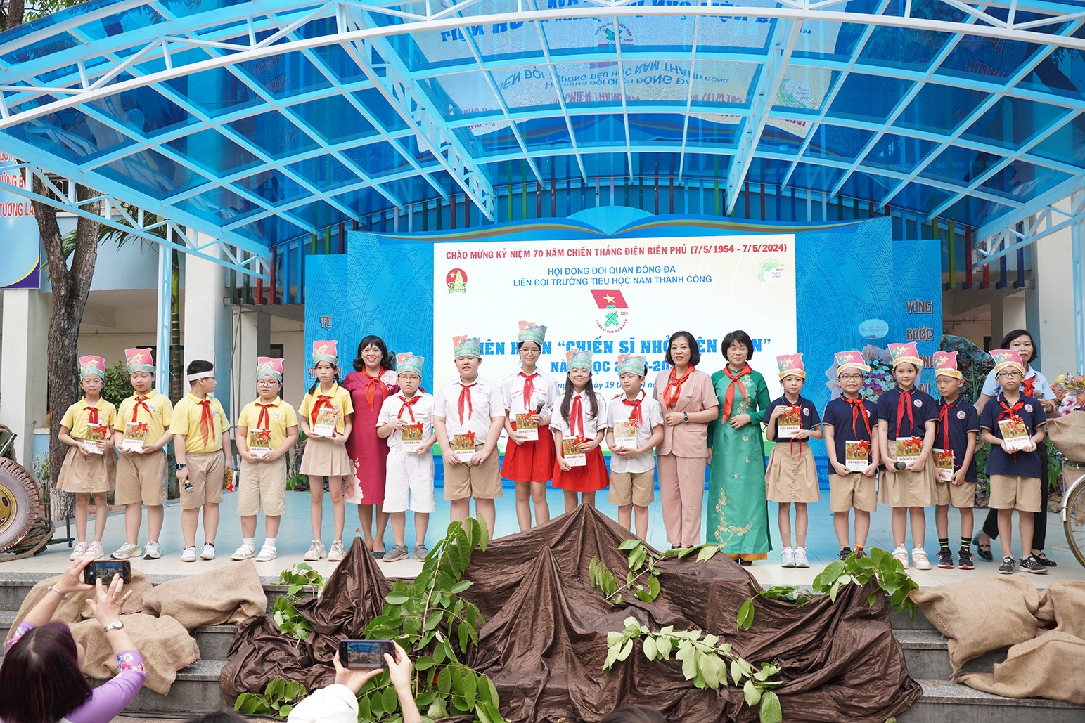 Trải qua các phần thi, các em học sinh không chỉ được vui chơi mà còn bổ sung được lượng kiến thức phong phú về lịch sử Việt Nam Trải qua các phần thi, các em học sinh không chỉ được vui chơi mà còn bổ sung được lượng kiến thức phong phú về lịch sử Việt Nam