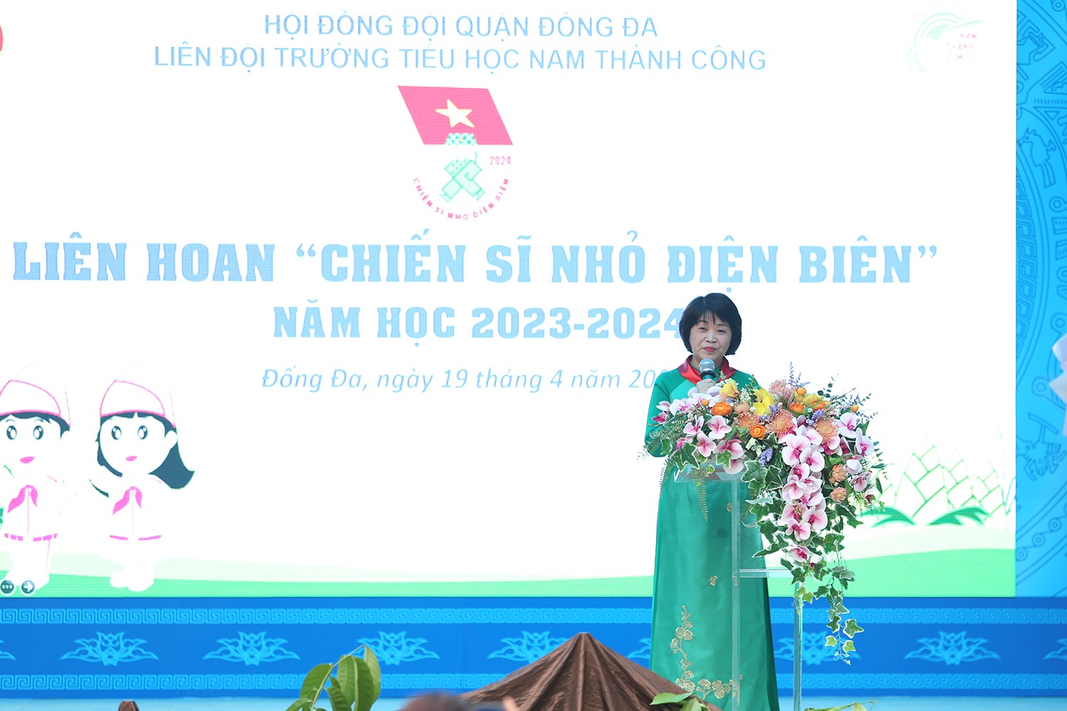 Nhà giáo Phạm Thị Phúc - Hiệu trưởng trường Tiểu học Nam Thành Công phát biểu khai mạc liên hoan Nhà giáo Phạm Thị Phúc - Hiệu trưởng trường Tiểu học Nam Thành Công phát biểu khai mạc liên hoan