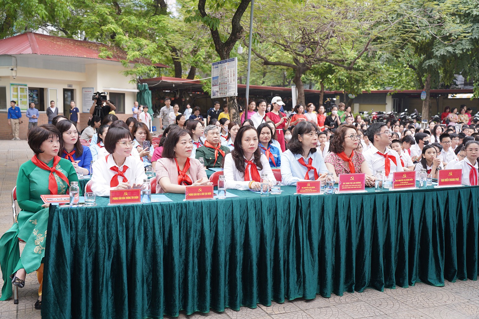 Đến dự liên hoan có đại diện lãnh đạo Thành đoàn Hà Nội, lãnh đạo quận Đống Đa và các thầy cô tổng phụ trách