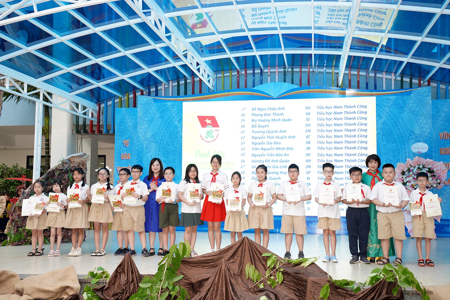 Nhân dịp này, 70 em học sinh có thành tích cao trong học tập được tặng chứng nhận và phần quà ý nghĩa Nhân dịp này, 70 em học sinh có thành tích cao trong học tập được tặng chứng nhận và phần quà ý nghĩa