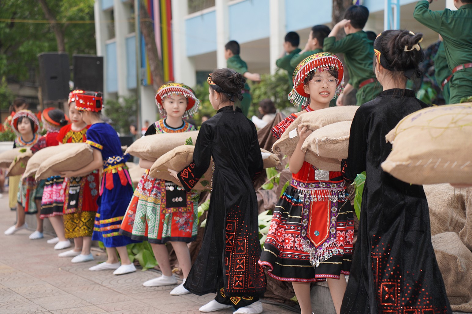 Các em học sinh tái hiện cảnh vận chuyển lương thực Các em học sinh tái hiện cảnh vận chuyển lương thực