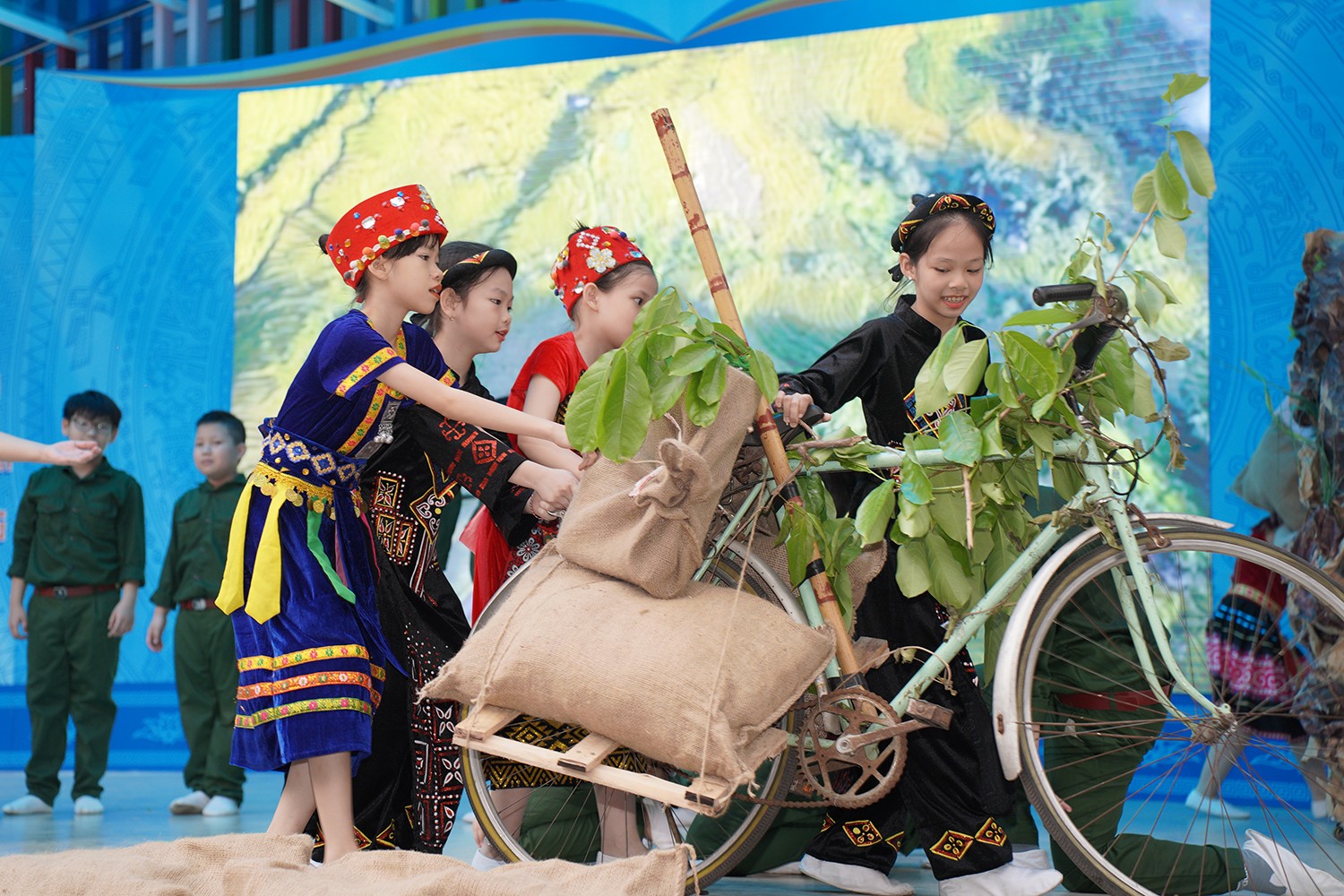 Hình ảnh chiếc xe thồ chở lương thực, quân tư trang trong chiến dịch Điện Biên Phủ được tái hiện trên sân khấu trường Tiểu học Nam Thành Công