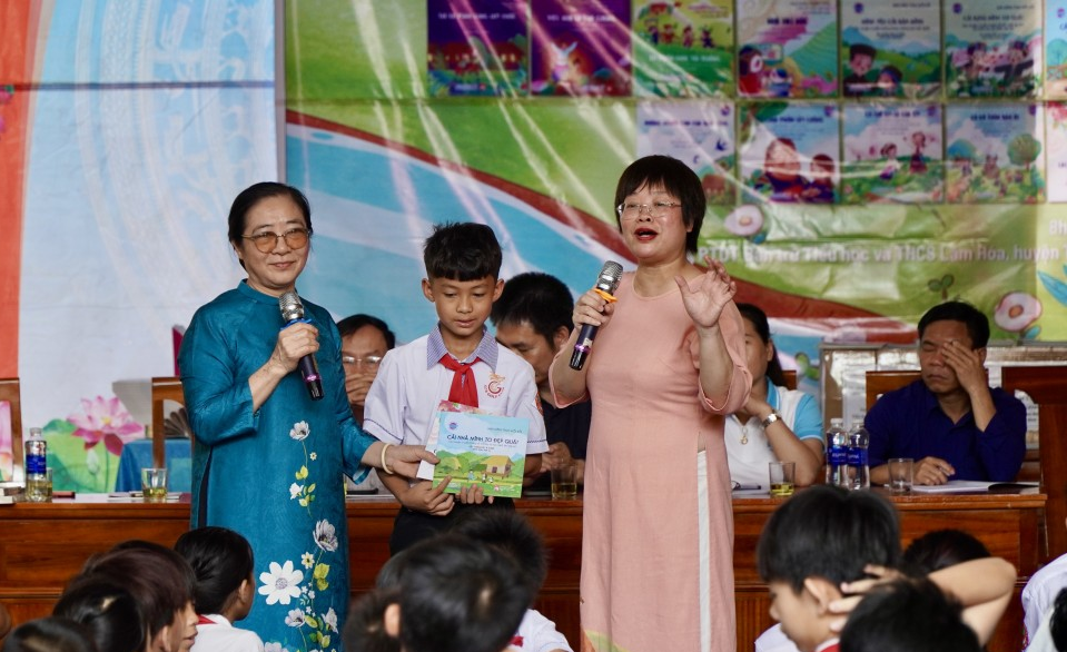 Bà Hoàng Thị Ái Nhiên và Khúc Thị Hoa Phượng giao lưu với các em học sinh