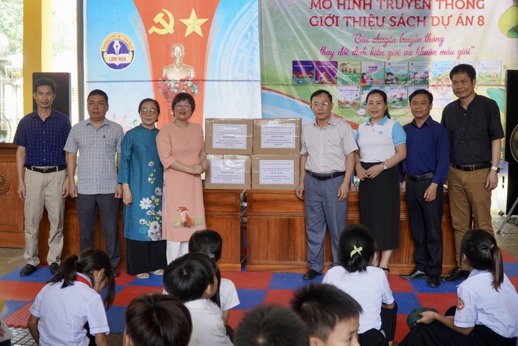 NXB Việt Nam và Dự án 8 trao tặng Tủ sách cho Thư viện trường với trị giá 15 triệu đồng