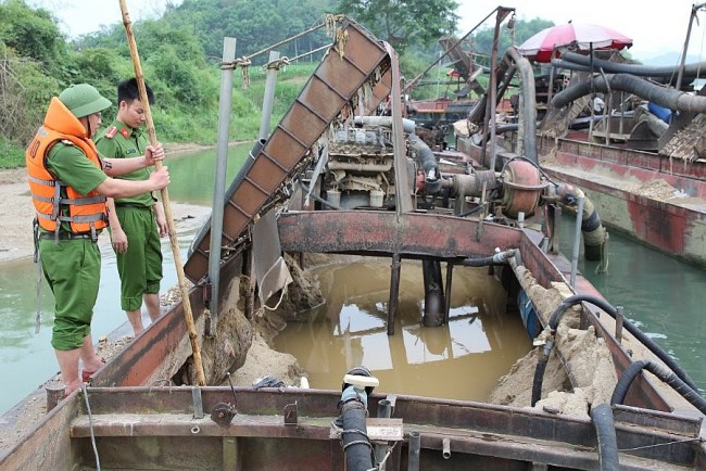 Anh Sơn (nghệ An): Phát hiện 9 thuyền khai thác cát, sỏi trái phép