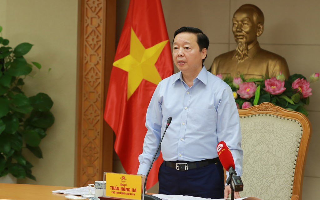 Phó Thủ tướng Trần Hồng Hà cho rằng về lâu dài, cần thúc đẩy phát triển các bệnh viện địa phương, thậm chí có thể huy động bệnh viện tư nhân, có đủ năng lực đảm nhận các nhiệm vụ chuyên môn của bệnh viện tuyến Trung ương - Ảnh: VGP/Minh Khôi