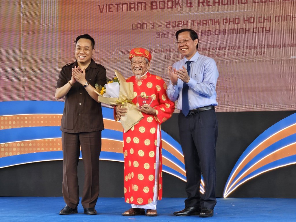 Cụ Nguyễn Đình Tư được mời là đại sứ văn hóa đọc thành phố danh dự, không giới hạn về nhiệm kỳ.
