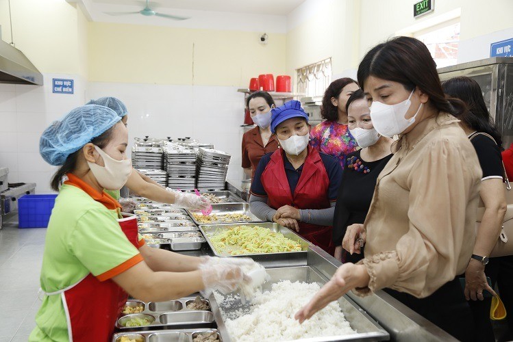Kiểm tra công tác đảm bảo ATTP tại bếp ăn bán trú trường THCS Văn Quán, quận Hà Đông.