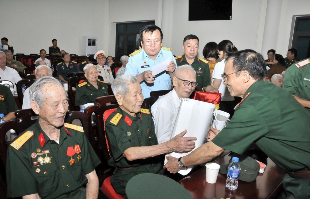 Trao 1.690 suất quà tặng cựu chiến binh Chiến dịch Điện Biên Phủ