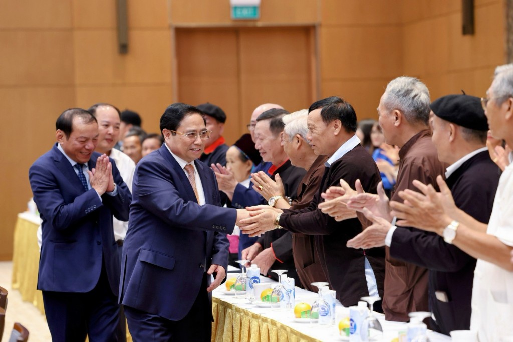 Thủ tướng Phạm Minh Chính gặp mặt đoàn đại biểu các già làng, trưởng bản, nghệ nhân, người có uy tín - Ảnh: VGP/Nhật Bắc