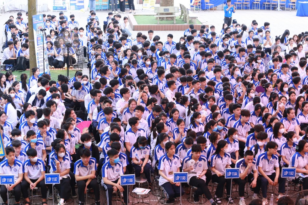 Đông đảo các em học sinh tham gia chương trình tư vấn hướng nghiệp