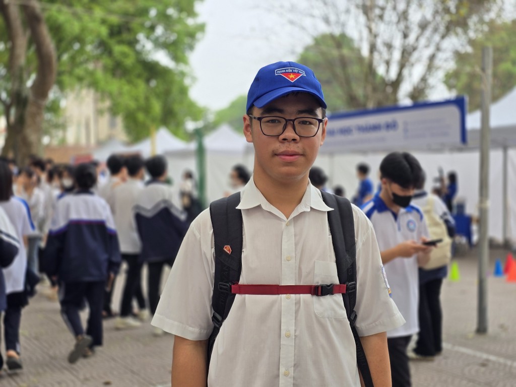 Bạn Vũ Trần Tiến, học sinh trường THPT Phú Xuyên có mặt từ rất sớm để tìm hiểu về trường  học mà mình mong muốn thi vào