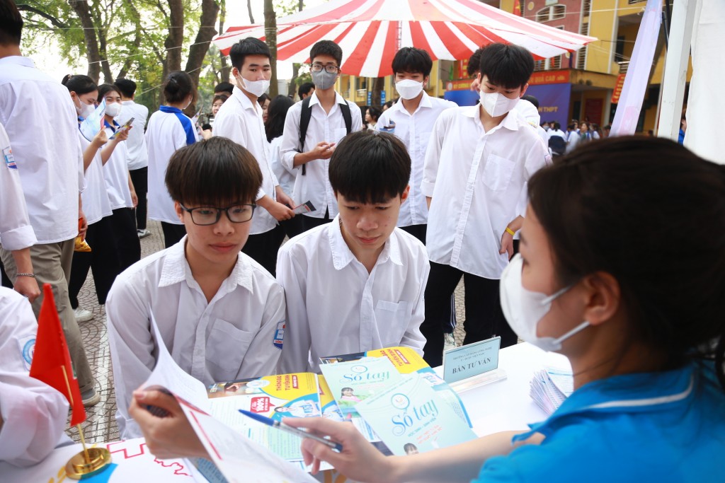 Rất nhiều học sinh trước gian hàng của trường ĐH Thủ đô Hà Nội