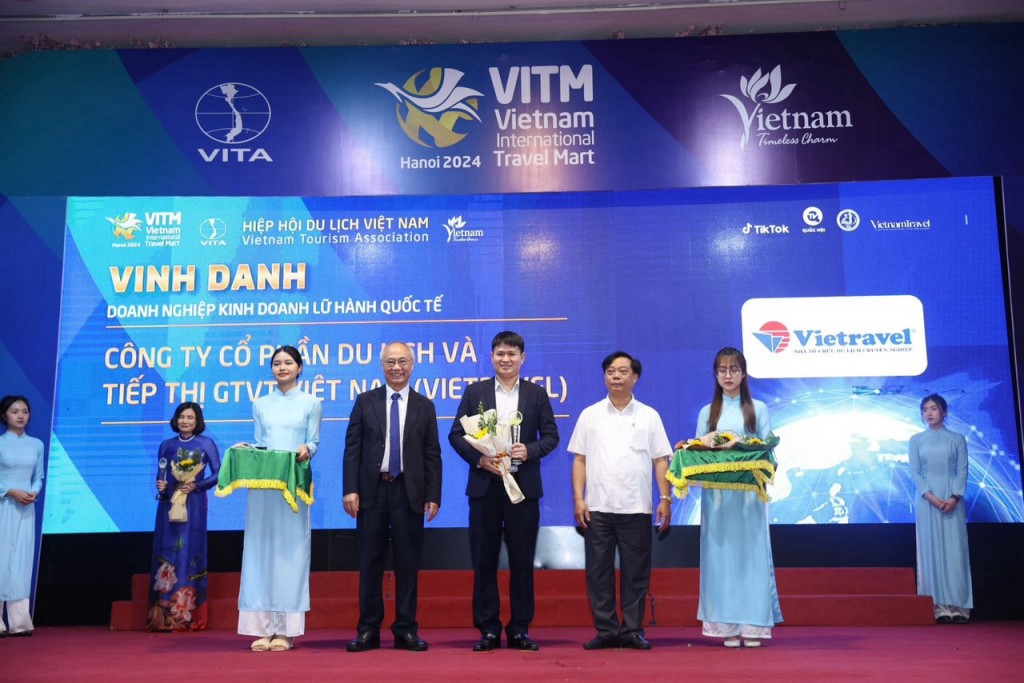 Phạm Văn Bẩy - đại diện của Vietravel nhận giải thưởng quan trọng này