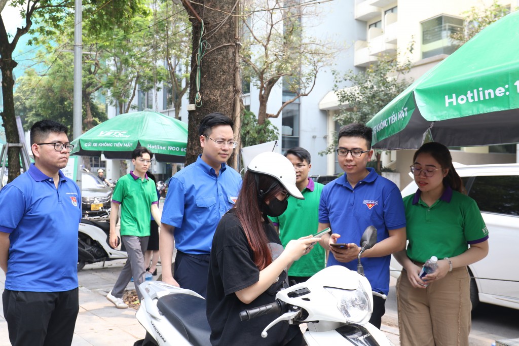 Tuổi trẻ Thủ đô hỗ trợ triển khai thanh toán trông giữ xe không tiền mặt