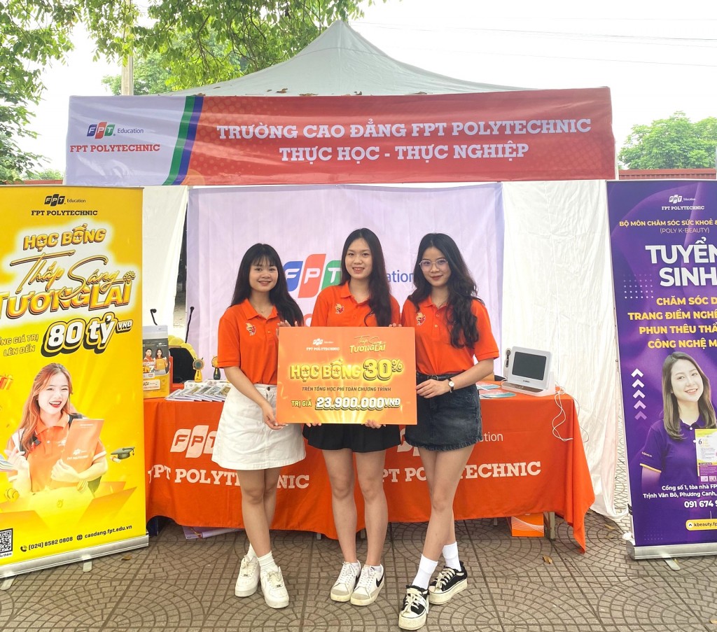 Tại sự kiện này, Trường dành tăng 3 suất học bổng tặng học sinh trường THPT Đồng Quan, huyện Phú Xuyên, Hà Nội