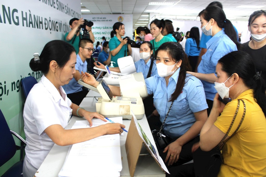 Khám sức khỏe, phát thuốc miễn phí cho 600 công nhân Khu công nghiệp Nội Bài