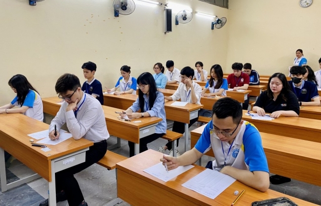 240 sinh viên trường Mở thi tài Tiếng Anh, Tin học