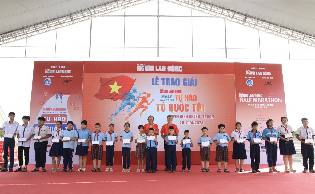 Trao học bổng cho các em học sinh khó khăn trên địa bàn huyện Bình Chánh