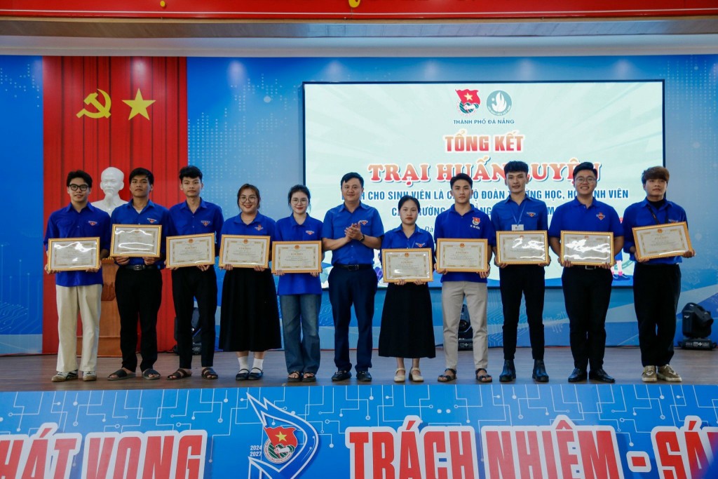 Thành đoàn Đà Nẵng đã trao bằng khen cho 10 trại sinh có thành tích xuất sắc nhất trong trại huấn luyện và trao giấy chứng nhận cho 90 trại sinh
