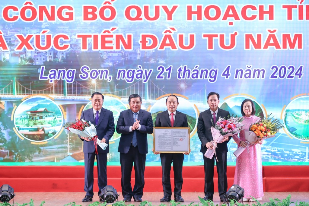 Bộ trưởng Bộ Kế hoạch và Đầu tư Nguyễn Chí Dũng thay mặt Thủ tướng trao Quyết định phê duyệt Quy hoạch tỉnh Lạng Sơn - Ảnh: VGP/Nhật Bắc