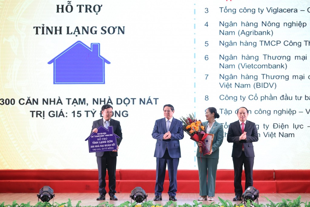 Ban Vận động Quỹ Vì người nghèo Trung ương của Ủy ban Trung ương Mặt trận Tổ quốc Việt Nam trao hỗ trợ tỉnh Lạng Sơn xây nhà Đại đoàn kết - Ảnh: VGP/Nhật Bắc