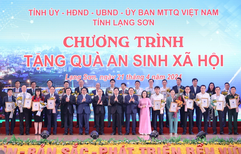 Thủ tướng và lãnh đạo tỉnh Lạng Sơn chụp ảnh lưu niệm với các nhà tài trợ chương trình xóa nhà tạm - Ảnh: VGP/Nhật Bắc