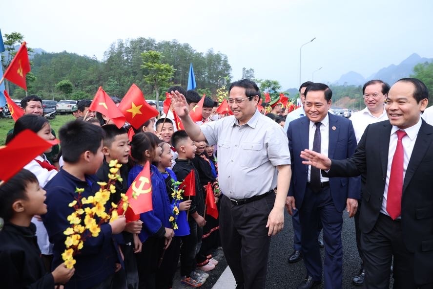 Thiếu nhi các dân tộc tỉnh Lạng Sơn chào đón Thủ tướng Phạm Minh Chính - Ảnh: VGP/Nhật Bắc