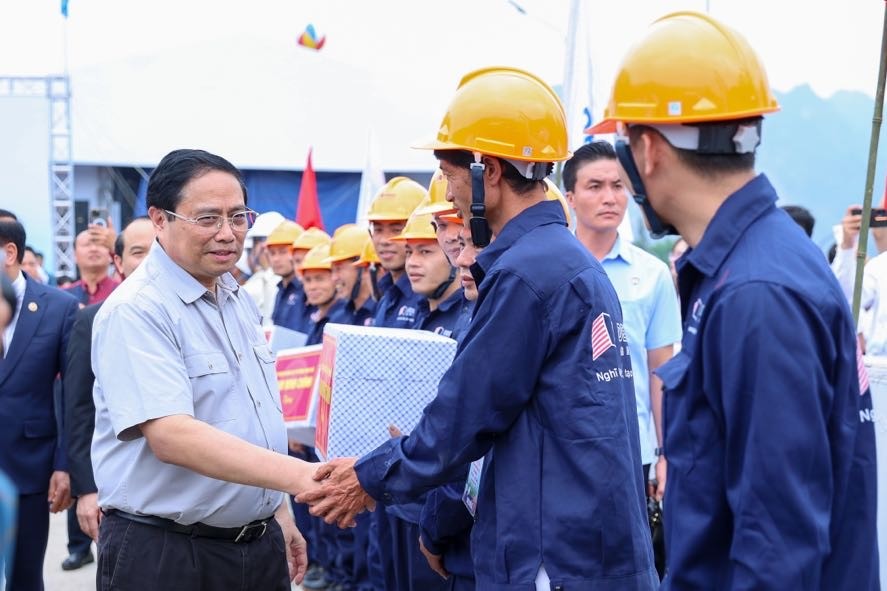 Thủ tướng tặng quà động viên công nhân thi công Dự án - Ảnh: VGP/Nhật Bắc