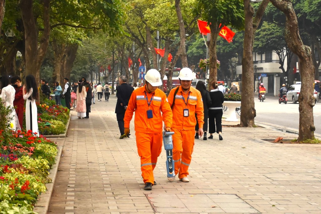 EVNHANOI kiểm tra tình trạng tuyến đường dây ngầm khu vực phố đi bộ tại Hồ Hoàn  Kiếm