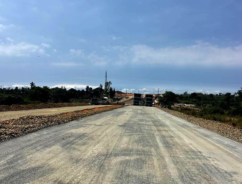 Đoạn đường thi công hoàn thiện Công trình đường Hàm Kiệm - Tiến Thành (Ảnh Hồng Quảng)