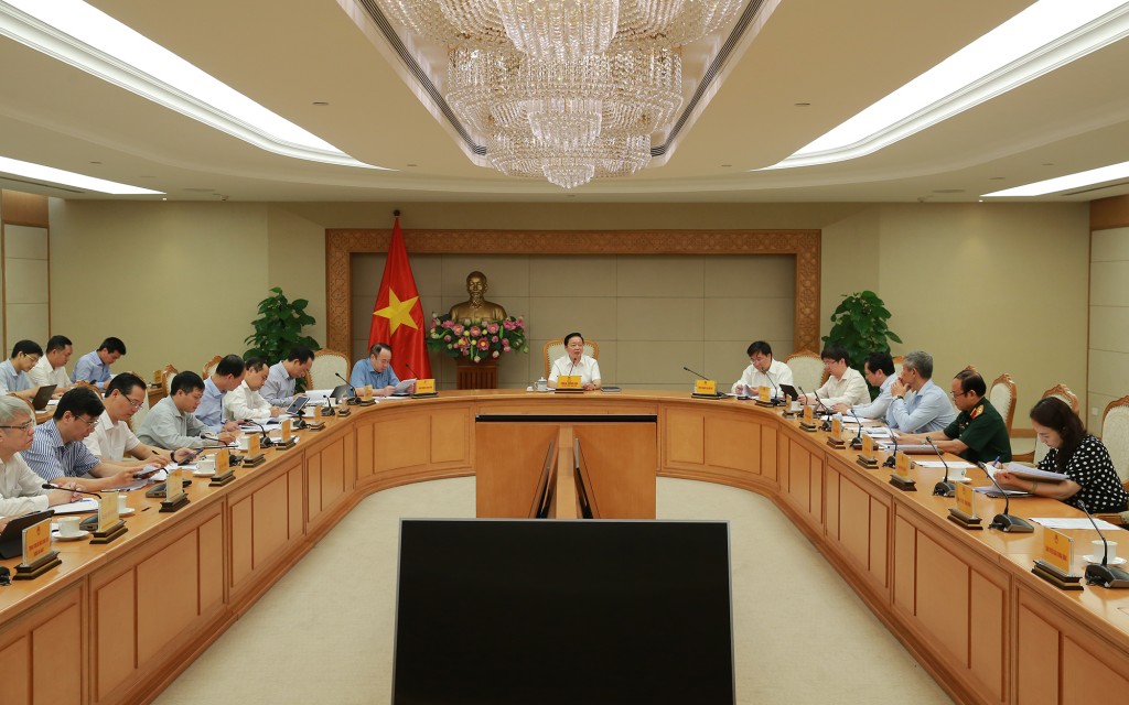 Phó Thủ tướng cho rằng cần đặt hàng các cơ sở đào tạo nhân lực công nghiệp bán dẫn theo chỉ tiêu, mục tiêu cụ thể - Ảnh: VGP/Minh Khôi