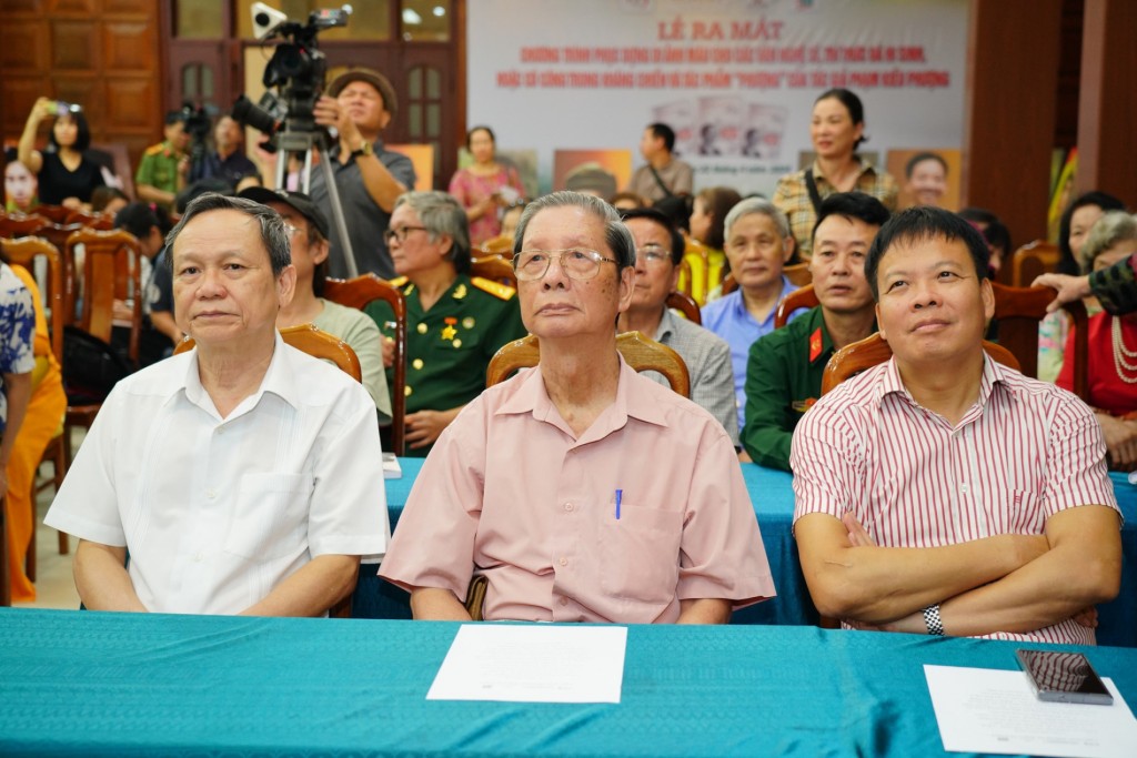 Ông Nguyễn Văn Thục (ngồi giữa) anh trai của Liệt sĩ Nguyễn Văn Thạc rất xúc động khi tham dự Chương trình 