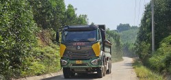 Quảng Nam: Xe ben chở khoáng sản "đại náo" đường huyện