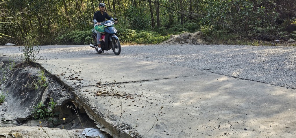 Xe chở khoáng sản đá "đại náo" hơn 22 đường huyện Quế Sơn