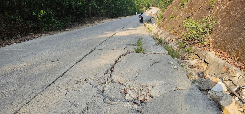 Xe chở khoáng sản đá "đại náo" hơn 22 đường huyện Quế Sơn