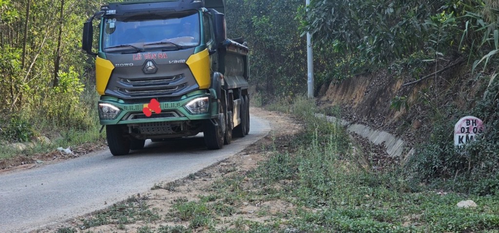 Xe ben chở khoáng sản "đại náo" hơn 22 đường huyện Quế Sơn
