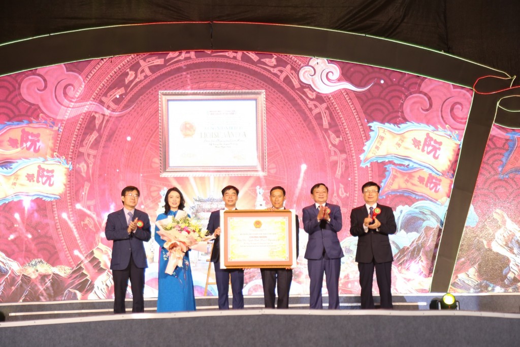 Ông Nông Quốc Thành, Phó Cục trưởng Cục Di sản trao Quyết định công nhận Lễ hội đền Nguyễn Cảnh Hoan là Di sản văn hóa phi vật thể Quốc gia