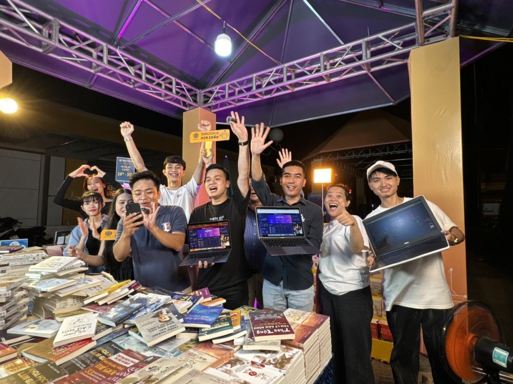 Hoạt động livestream lan tỏa văn hóa đọc của SBOOKS tại Đường sách Thành phố Hồ Chí Minh