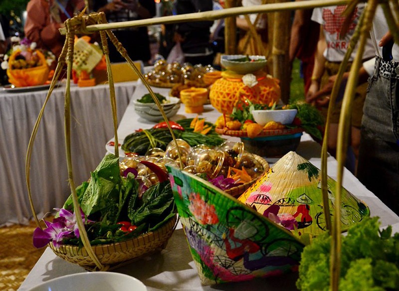 Tuần lễ với 80 gian hàng, hơn 200 món ăn, 100 nghệ nhân, đầu bếp nổi tiếng ở khắp nơi cùng quy tụ tại TP Huế (Ảnh tinhuytth.gov)