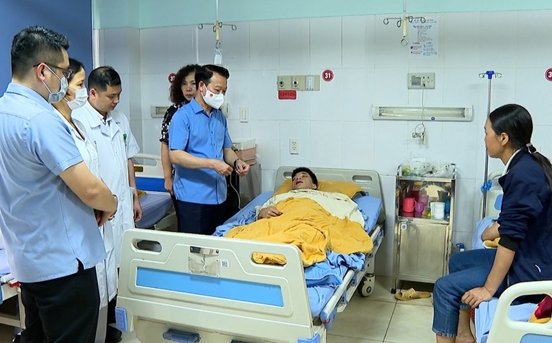 Bí thư Tỉnh ủy Yên Bái Đỗ Đức Duy thăm hỏi các bệnh nhân đang điều trị tại Bệnh viện Đa khoa tỉnh Yên Bái 
