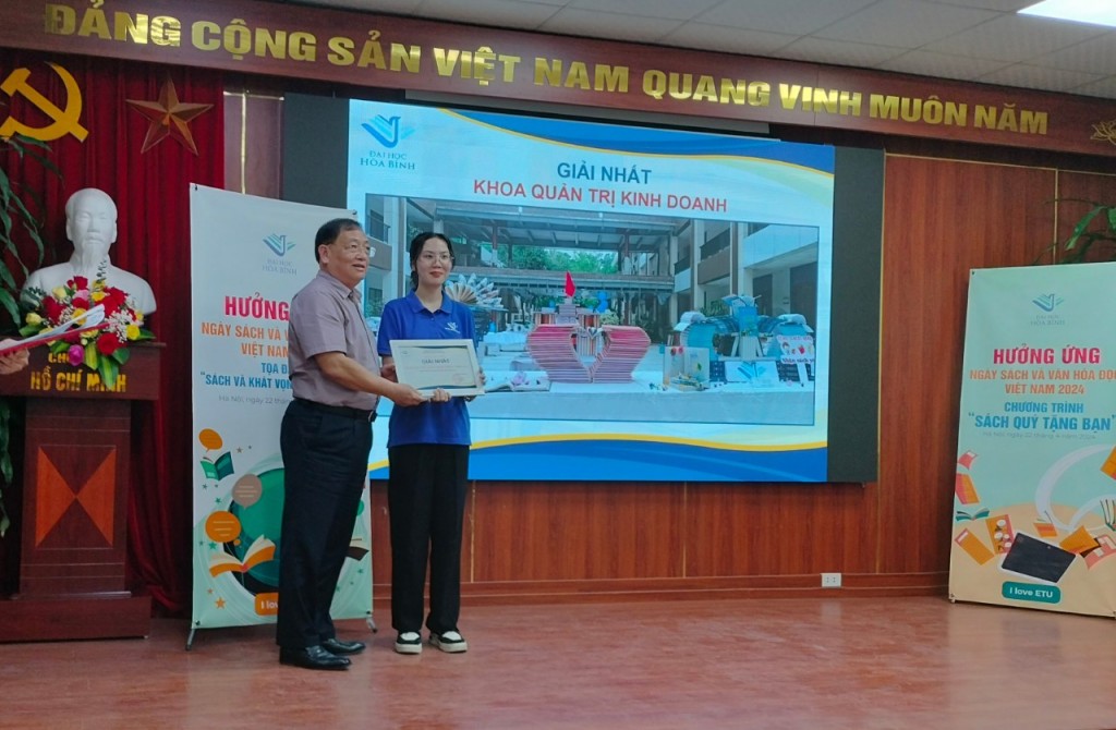   Nhà giáo Nhân dân, PGS,TS. Tô Ngọc Hưng, Hiệu trưởng Trường ĐH Hòa Bình trao giải nhất cho đại diện Khoa Quản trị kinh doanh