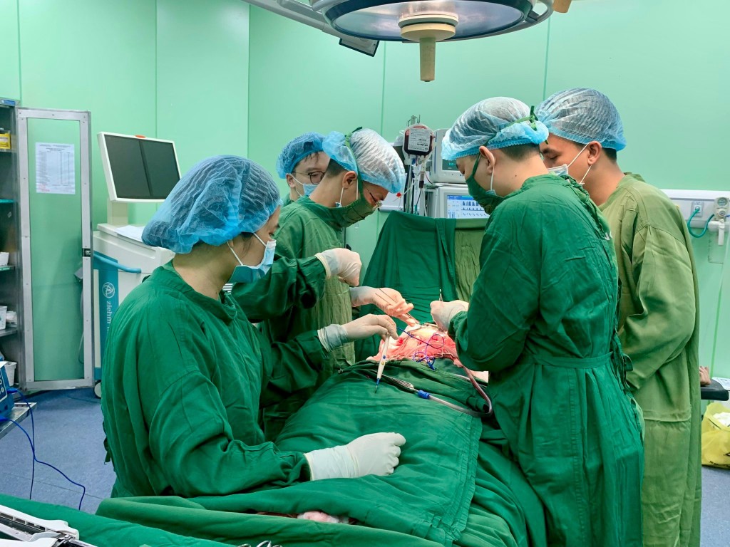 Các bác sĩ bệnh viện Đa khoa TP Vinh phối hợp phẫu thuật cứu sống bệnh nhân