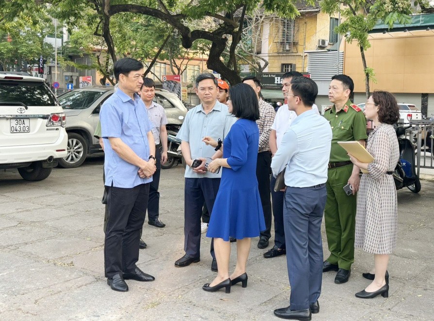 Thứ trưởng Bộ Công an Nguyễn Duy Ngọc kiểm tra thực tế điểm trông giữ xe tại phố Trần Quang Khải. Ảnh: Tiến Thành.