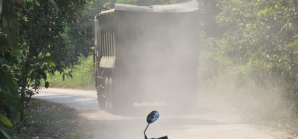 Quảng Nam: Xử lý xe chở khoáng sản "đại náo" đường huyện