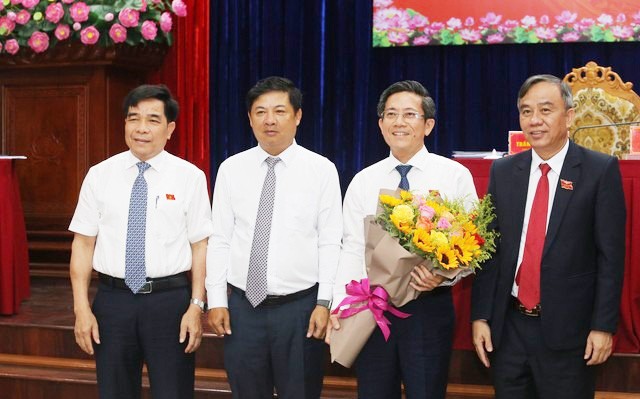 Ông Trần Nam Hưng (thứ 3, từ trái qua) được bầu giữ chức vụ Phó Chủ tịch UBND tỉnh Quảng Nam.