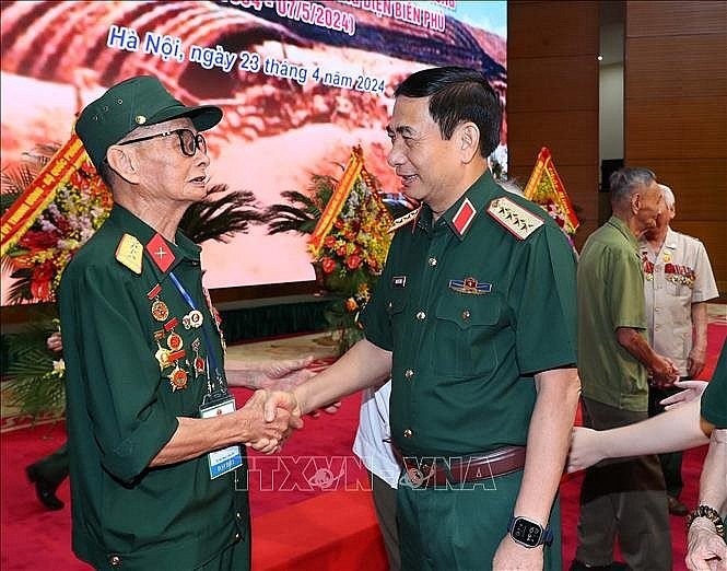 Đại tướng Phan Văn Giang, Phó Bí thư Quân ủy Trung ương, Bộ trưởng Bộ Quốc phòng và các đại biểu dự buổi gặp mặt. Ảnh: Trọng Đức/TTXVN