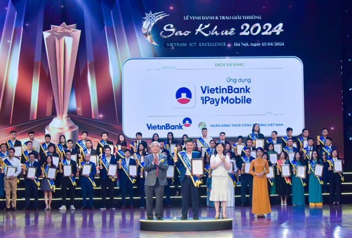Ông Trần Hoài Nam - Phó Giám đốc Khối KHDN VietinBank nhận Giải thưởng Sao Khuê cho Sản phẩm Giải ngân & Bảo lãnh online dành cho doanh nghiệp trên nền tảng VietinBank eFAST